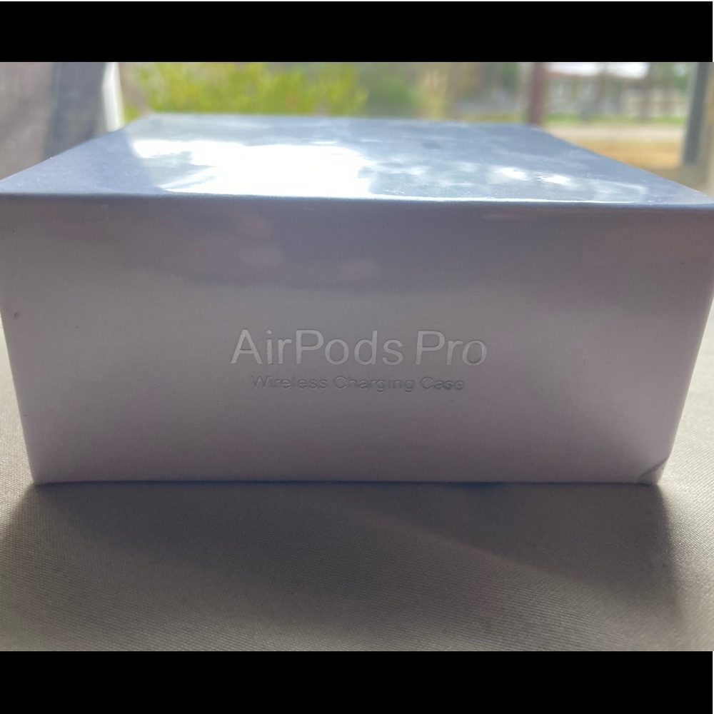 Apple AirPod Pros - Picture 2 of 6
